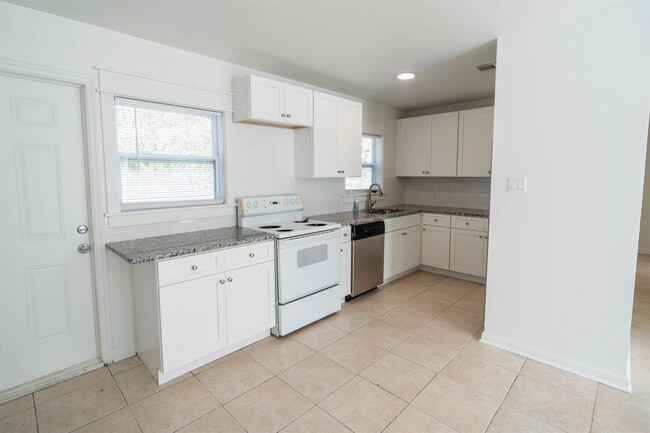 Building Photo - 406 Essex Dr