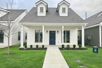 Building Photo - 812 NE Hts Ln