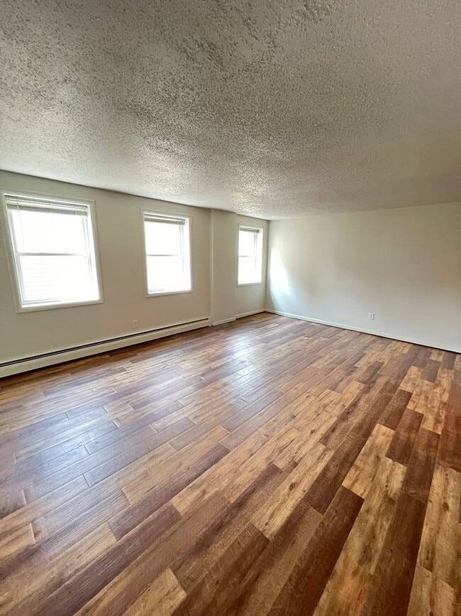 Building Photo - AVAILABLE AUGUST 1 - Spacious 1 Bedroom Ap...