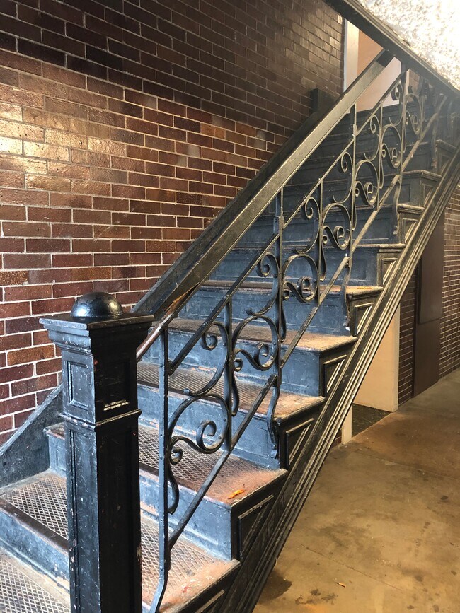 Foto del edificio - 215 E 3rd St