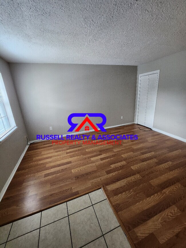 Foto del edificio - Corner Lot- Fenced In- 2 Story Townhome!