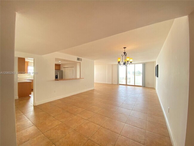 Foto del edificio - 5825 Collins Ave