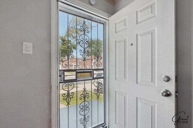 Foto del edificio - $1250 3 bedroom bungalow