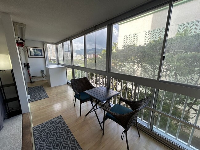 Building Photo - Fully furnished 1 bedroom w/ parking near Hawaii Convention Center, Ala Moana Shopping Center and...