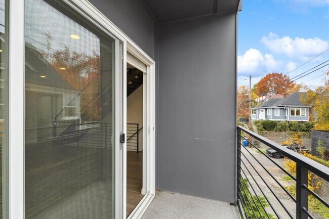 Foto del edificio - 3 bedroom in Seattle WA 98119