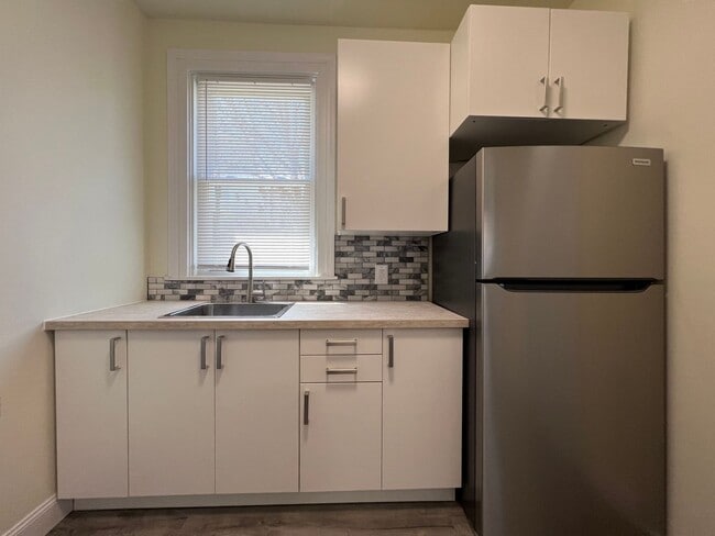 Building Photo - Updated 2BR 1 Bath townhouse with yard!