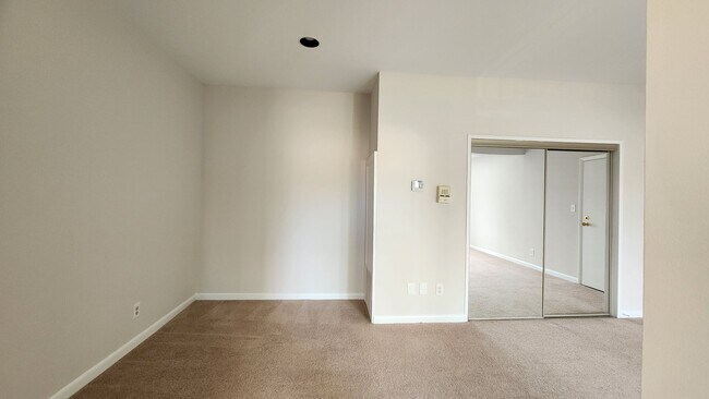 Foto del edificio - Affordable Condo with New Kitchen and Bath
