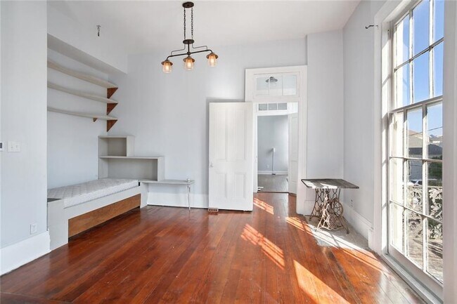 Building Photo - 1703 Coliseum Street Unit 2