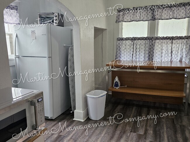 Foto del edificio - 1108 E 10th St