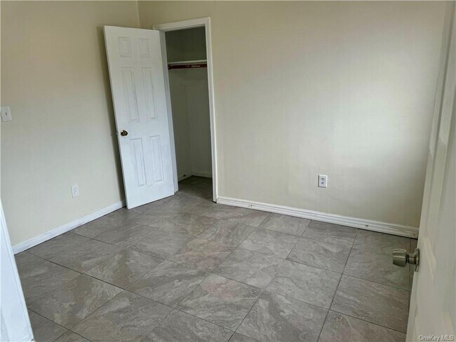 Foto del edificio - 1112 E 211th St