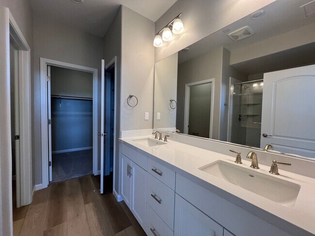 Foto del edificio - 4/2.5 GORGEOUS Townhome in Minden!