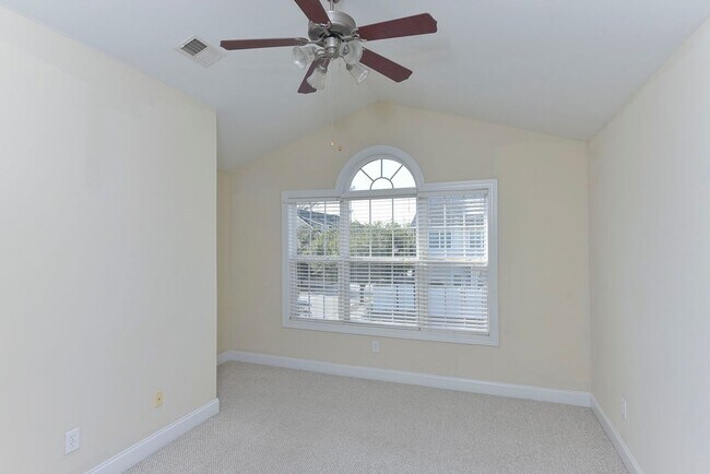 Building Photo - Great 3 bedroom, 2 1/2 bathroom townhouse ...