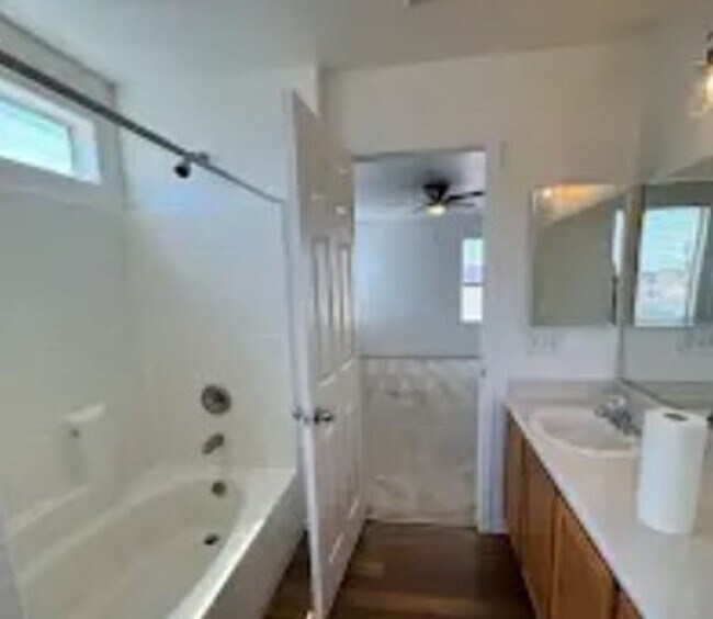 Foto del edificio - Beautiful 2 bedroom townhouse with garage