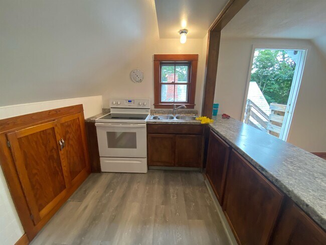 Building Photo - 10 Spruce Ave