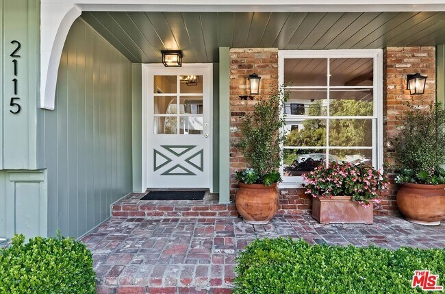 Building Photo - 2115 Linda Flora Dr