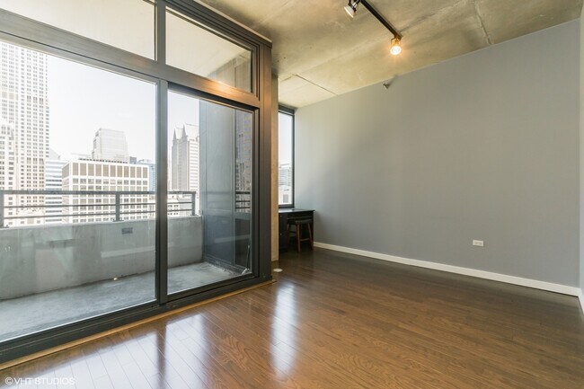 Building Photo - 235 W Van Buren St
