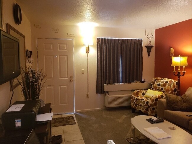 Building Photo - ** Smokey Lane 1 Bedroom 1 Bath Lower Leve...