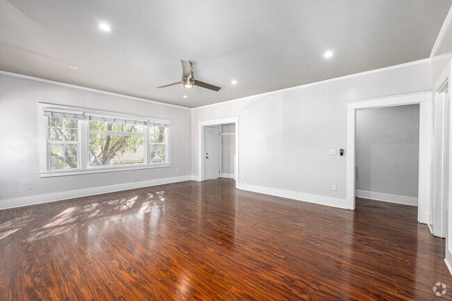 1BR, 1BA - 700SF - Living Room - 411-417 Walnut Ave