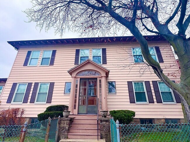 Foto del edificio - 2 Mapleton St