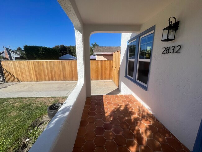 Building Photo - 2832 S Rimpau Blvd