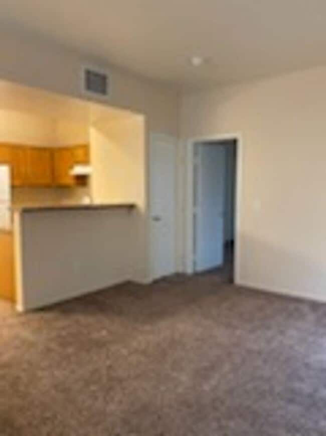 Building Photo - 2 br, 2 bath House - 2071 Hussium Hills #201