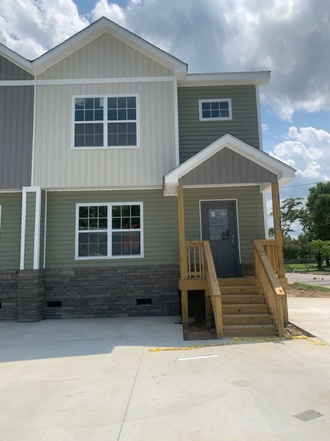 Foto del edificio - 4-Bedroom, 3.5 Bath Townhome in Pembroke, NC