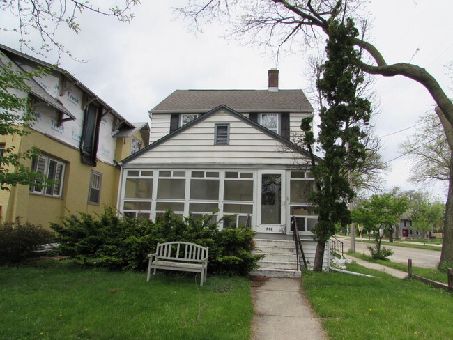 Building Photo - Three Bedroom House Near Brittingham Park