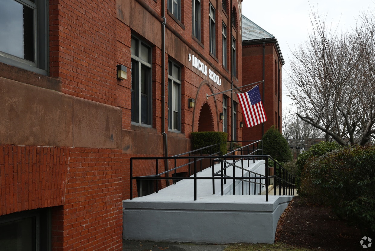 Building Photo - Lincoln School