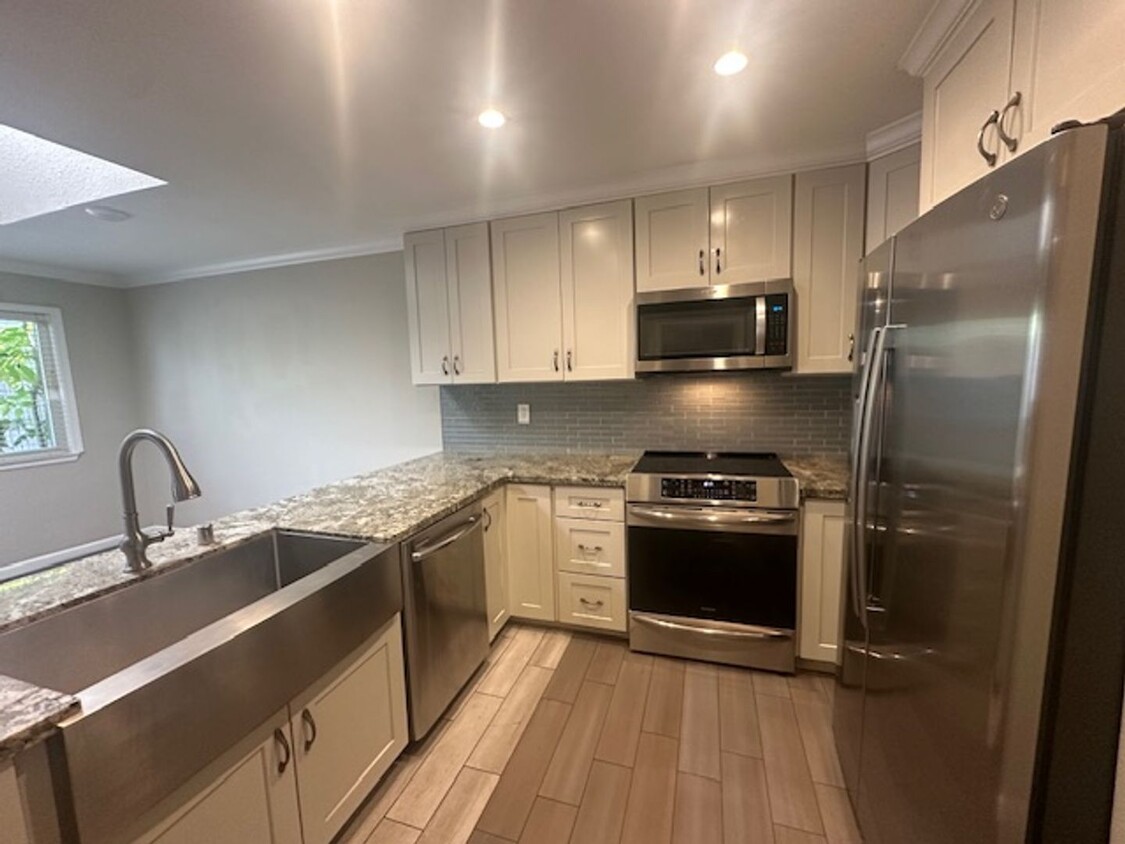 Primary Photo - 3 Bed/2 Bath- Beautifully Updated Townhome...