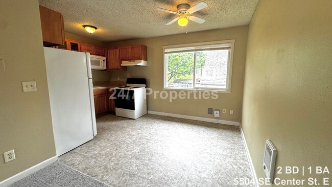 Building Photo - Upper-Level 2 BD | 1 BA Home - FoPo