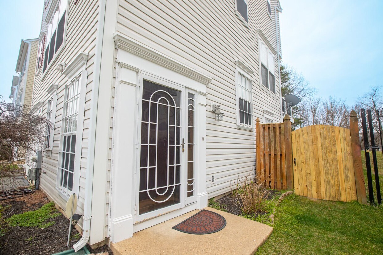 Foto principal - Amazing 3 BR/2.5 BA Townhome in Randle Hei...