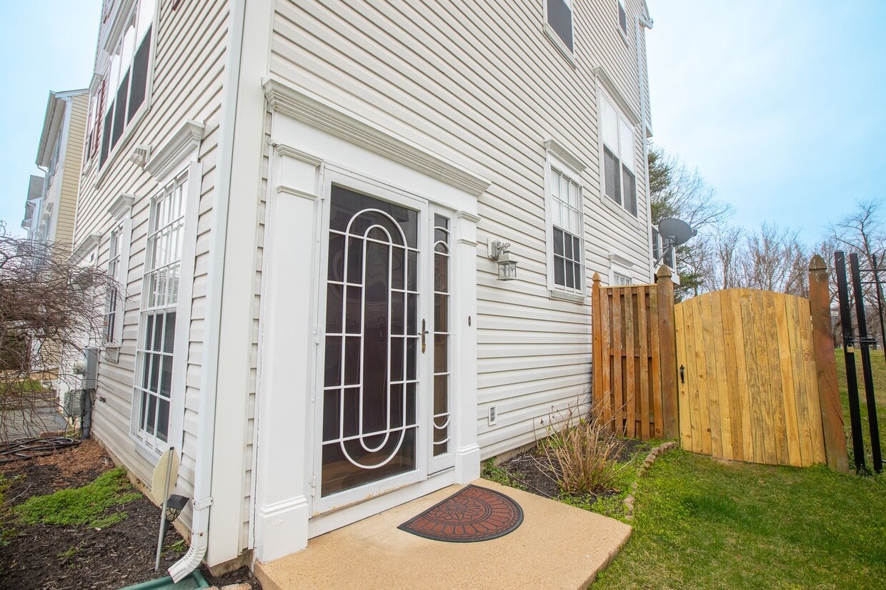 Primary Photo - Amazing 3 BR/2.5 BA Townhome in Randle Hei...