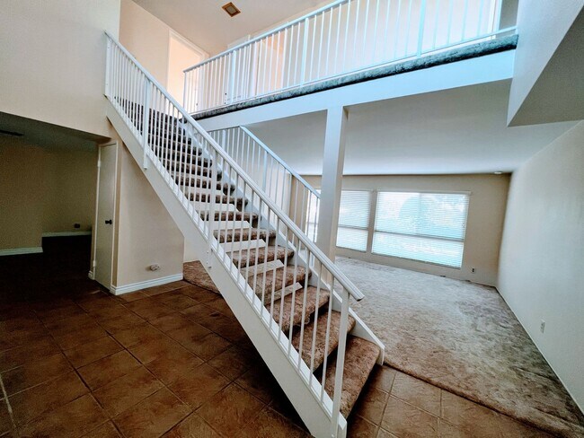 Building Photo - 4 Bedroom Home 3 Car Garage with Fenced Ya...