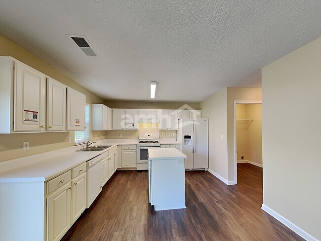 Foto del edificio - 1079 Chapel Creek Rd