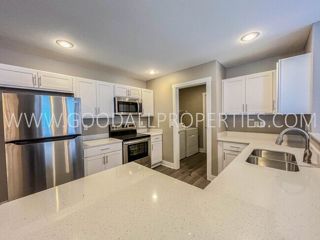 Foto del edificio - Reduced Price!!! Spacious Newly remodeled ...
