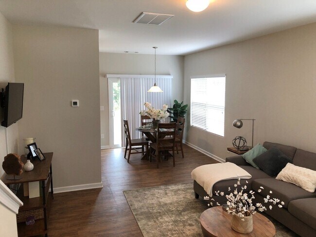 Building Photo - Lovely 4 Bedroom Home in Salisbury in Oakv...