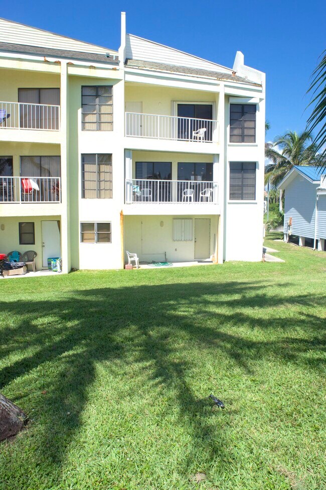 Building Photo - 612 S Ocean Dr