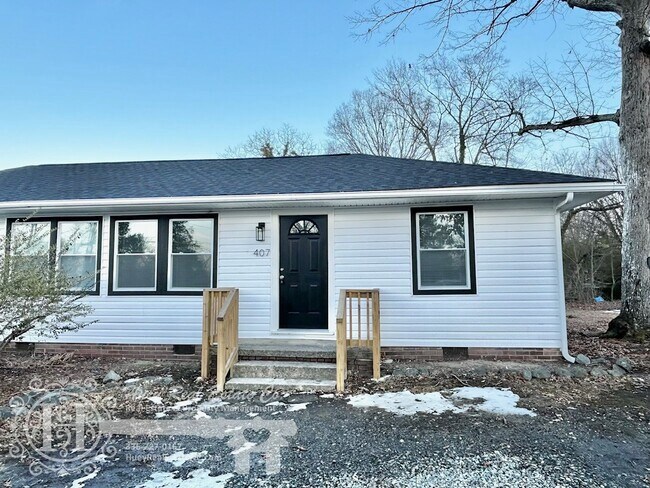 Foto del edificio - 407 Laurel Hill Dr