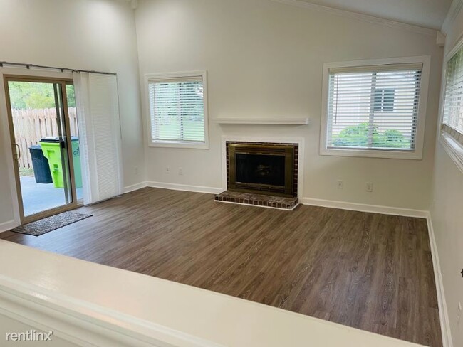 Building Photo - 2 br, 2 bath Townhome - 143 QUARTERDECK
