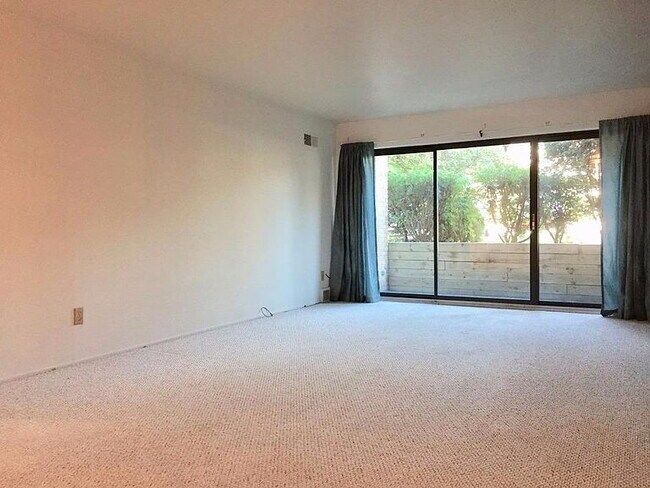 Foto del edificio - "Glamorous 2-Bedroom Condo with Fireplace ...