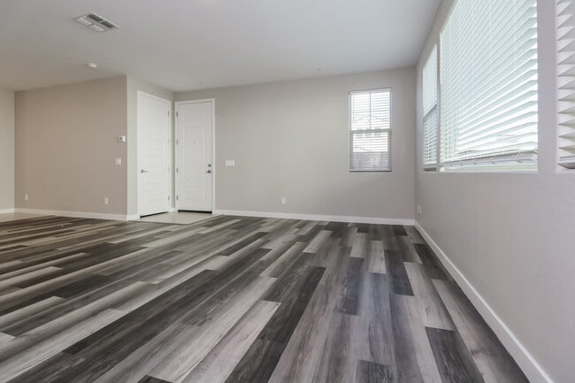 Building Photo - 665 N Bay Dr