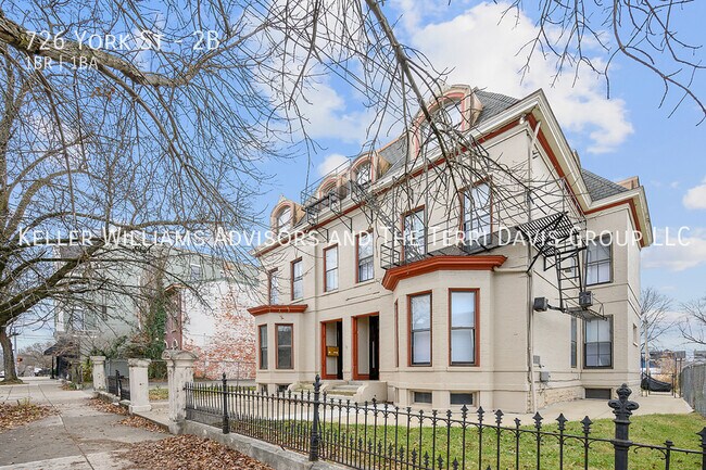 Building Photo - 726 York St - 2B
