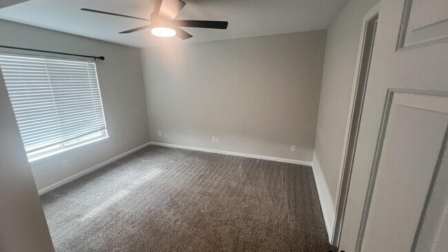 Building Photo - 951 Pine Valley Dr