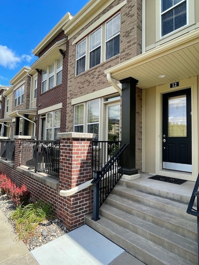 Building Photo - St Louis Park Town Home, 2 Car Heated Gara...