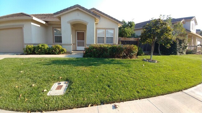 Foto del edificio - 4 Bedrooms 2 bath home in Wild Horse Commu...