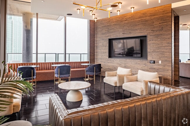 Interior Photo - 1001 South State