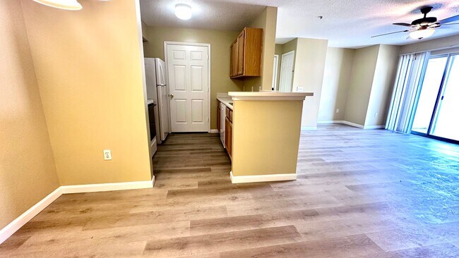 Building Photo - Newly Renovated Third Floor 1B/1B Unfurnis...