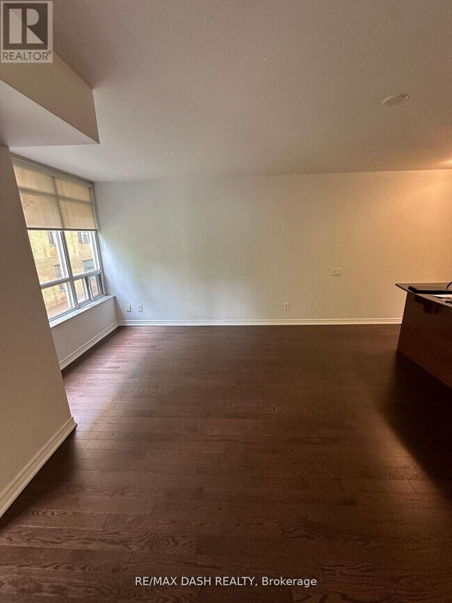 Photo du bâtiment - 60 St Clair Ave W