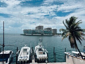 Building Photo - 1632 S Bayshore Ct