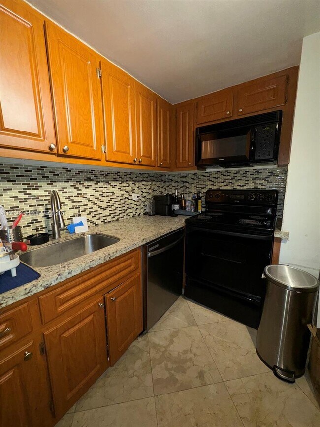 Building Photo - 825 Brickell Bay Dr